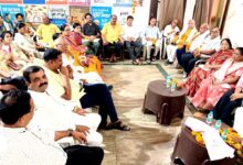 जिला भाजपा कार्यालय सिवनी में आयोजित आपातकाल की 51वीं वर्षगांठ संगोष्ठी में लोकतंत्र सेनानियों का सम्मान करते भाजपा पदाधिकारी
