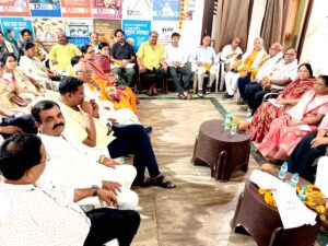 जिला भाजपा कार्यालय सिवनी में आयोजित आपातकाल की 51वीं वर्षगांठ संगोष्ठी में लोकतंत्र सेनानियों का सम्मान करते भाजपा पदाधिकारी