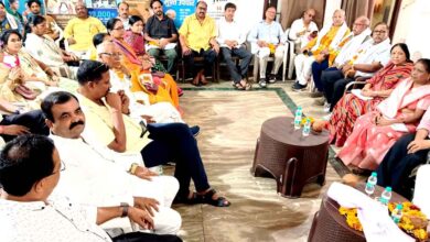 जिला भाजपा कार्यालय सिवनी में आयोजित आपातकाल की 51वीं वर्षगांठ संगोष्ठी में लोकतंत्र सेनानियों का सम्मान करते भाजपा पदाधिकारी