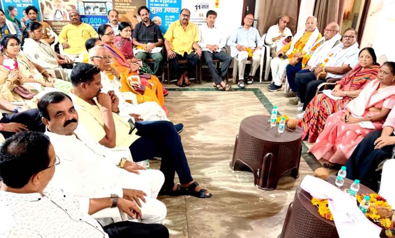 जिला भाजपा कार्यालय सिवनी में आयोजित आपातकाल की 51वीं वर्षगांठ संगोष्ठी में लोकतंत्र सेनानियों का सम्मान करते भाजपा पदाधिकारी