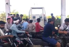 सिवनी जिले के पेट्रोल पंप पर डीजल के लिए लगी किसानों की लंबी कतार