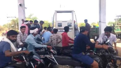 सिवनी जिले के पेट्रोल पंप पर डीजल के लिए लगी किसानों की लंबी कतार