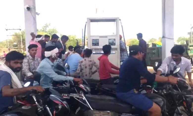 सिवनी जिले के पेट्रोल पंप पर डीजल के लिए लगी किसानों की लंबी कतार