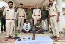 सिवनी के बरघाट वन परिक्षेत्र में वन विभाग द्वारा भरमार बंदूक और बारूदी सामग्री के साथ गिरफ्तार किए गए आरोपी