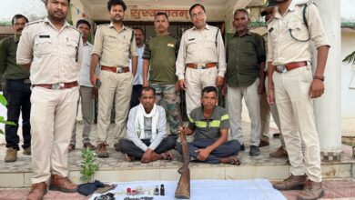 सिवनी के बरघाट वन परिक्षेत्र में वन विभाग द्वारा भरमार बंदूक और बारूदी सामग्री के साथ गिरफ्तार किए गए आरोपी