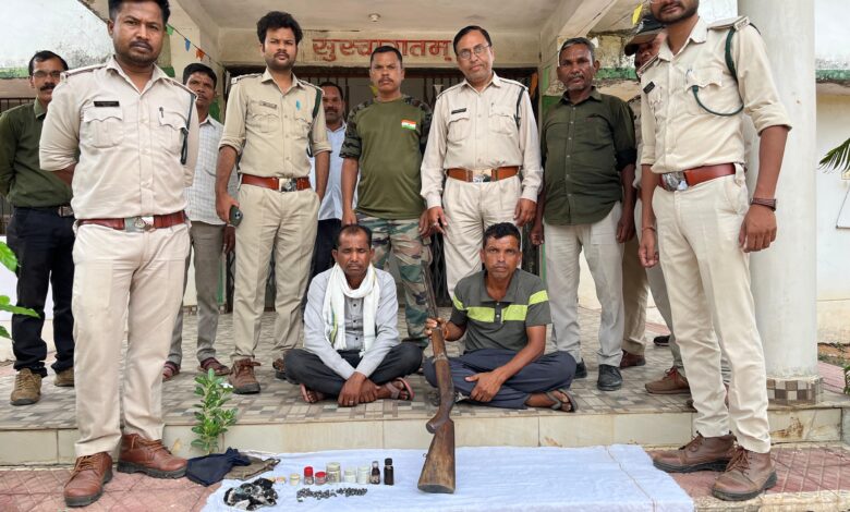 सिवनी के बरघाट वन परिक्षेत्र में वन विभाग द्वारा भरमार बंदूक और बारूदी सामग्री के साथ गिरफ्तार किए गए आरोपी