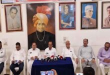 छिंदवाड़ा में नीट पेपर लीक मामले को लेकर प्रेस वार्ता करते जिला कांग्रेस अध्यक्ष विश्वनाथ ओकटे एवं कांग्रेस नेता।