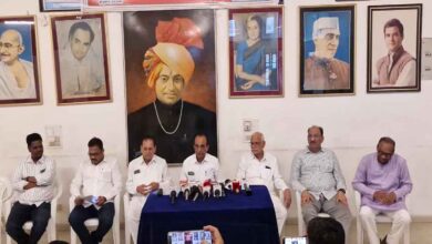 छिंदवाड़ा में नीट पेपर लीक मामले को लेकर प्रेस वार्ता करते जिला कांग्रेस अध्यक्ष विश्वनाथ ओकटे एवं कांग्रेस नेता।