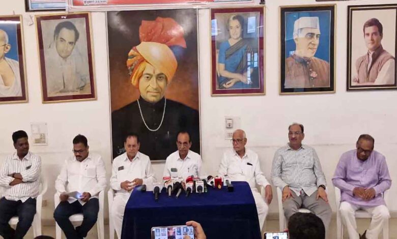 छिंदवाड़ा में नीट पेपर लीक मामले को लेकर प्रेस वार्ता करते जिला कांग्रेस अध्यक्ष विश्वनाथ ओकटे एवं कांग्रेस नेता।