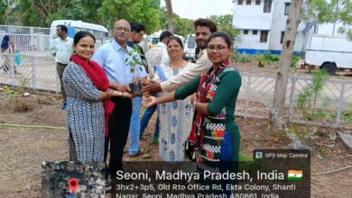 विश्व पर्यावरण दिवस पर सिवनी जिला चिकित्सालय में पौधारोपण करते CMHO डॉ. जयपाल ठाकुर