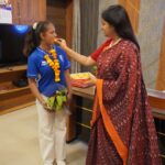 कलेक्टर नेहा मीना द्वारा एशिया कप विजेता हॉकी खिलाड़ी नौशीन नाज़ का सम्मान करते हुए