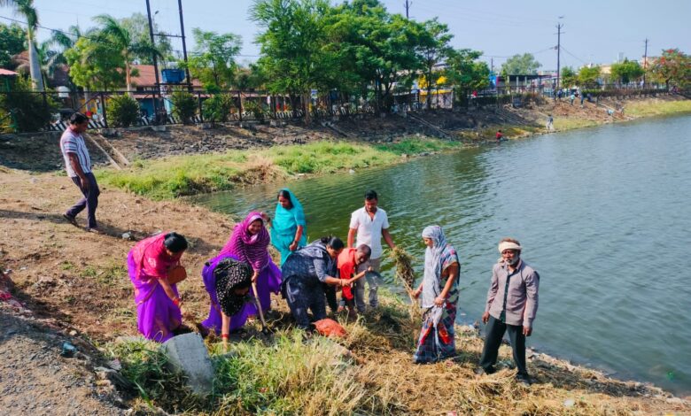 सिवनी के दलसागर तालाब में चल रहा स्वच्छता एवं जलकुंभी हटाने का अभियान