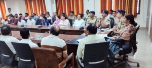 सिवनी में शांति समिति की बैठक को संबोधित करतीं कलेक्टर नेहा मीना