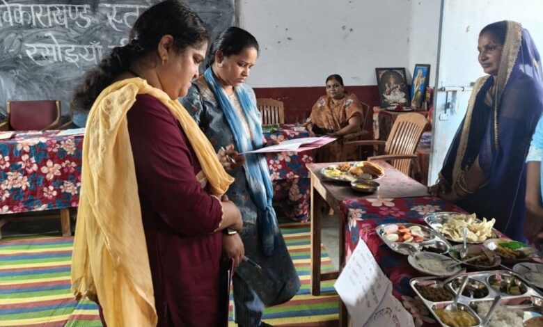 लखनादौन में आयोजित कुक कम हेल्परों की कुकिंग प्रतियोगिता