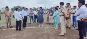 मुख्यमंत्री डॉ. मोहन यादव के प्रस्तावित सिवनी दौरे की तैयारियों की समीक्षा करतीं कलेक्टर नेहा मीना