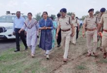 मुख्यमंत्री डॉ. मोहन यादव के प्रस्तावित सिवनी दौरे की तैयारियों की समीक्षा करतीं कलेक्टर नेहा मीना