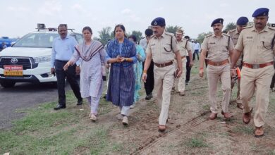 मुख्यमंत्री डॉ. मोहन यादव के प्रस्तावित सिवनी दौरे की तैयारियों की समीक्षा करतीं कलेक्टर नेहा मीना