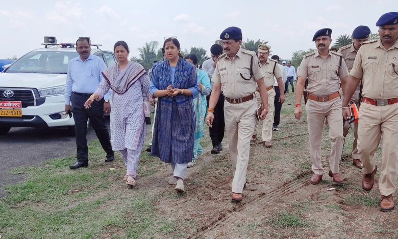 मुख्यमंत्री डॉ. मोहन यादव के प्रस्तावित सिवनी दौरे की तैयारियों की समीक्षा करतीं कलेक्टर नेहा मीना