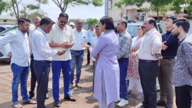 सिवनी के पॉलिटेक्निक मैदान में मुख्यमंत्री डॉ. मोहन यादव के प्रस्तावित कार्यक्रम की तैयारियों का निरीक्षण करतीं कलेक्टर नेहा मीना