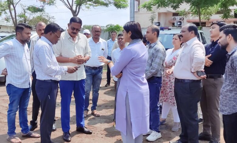 सिवनी के पॉलिटेक्निक मैदान में मुख्यमंत्री डॉ. मोहन यादव के प्रस्तावित कार्यक्रम की तैयारियों का निरीक्षण करतीं कलेक्टर नेहा मीना