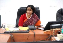 कलेक्ट्रेट सभाकक्ष में जल जीवन मिशन की समीक्षा बैठक लेतीं कलेक्टर नेहा मीना