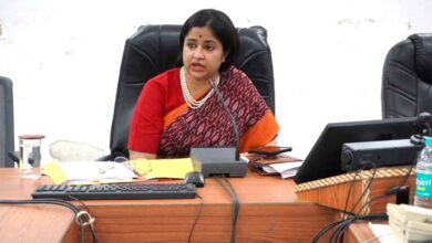 कलेक्ट्रेट सभाकक्ष में जल जीवन मिशन की समीक्षा बैठक लेतीं कलेक्टर नेहा मीना