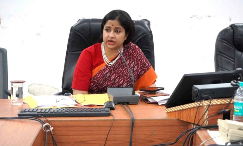 कलेक्ट्रेट सभाकक्ष में जल जीवन मिशन की समीक्षा बैठक लेतीं कलेक्टर नेहा मीना