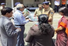 सिवनी आगमन पर कार्यवाहक मुख्य न्यायाधीश विवेक रूसिया का स्वागत करते अधिकारी