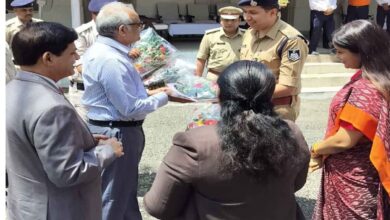 सिवनी आगमन पर कार्यवाहक मुख्य न्यायाधीश विवेक रूसिया का स्वागत करते अधिकारी