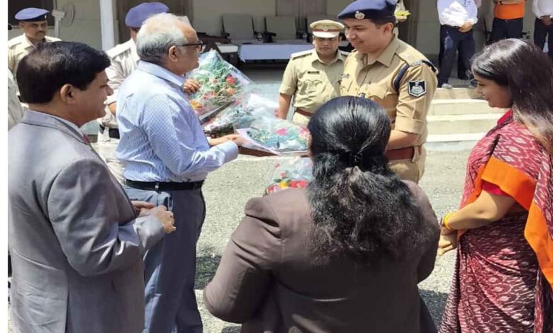 सिवनी आगमन पर कार्यवाहक मुख्य न्यायाधीश विवेक रूसिया का स्वागत करते अधिकारी