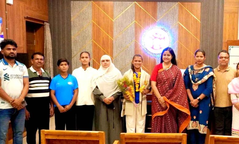 कलेक्टर नेहा मीना द्वारा एशिया कप विजेता हॉकी खिलाड़ी नौशीन नाज़ का सम्मान करते हुए
