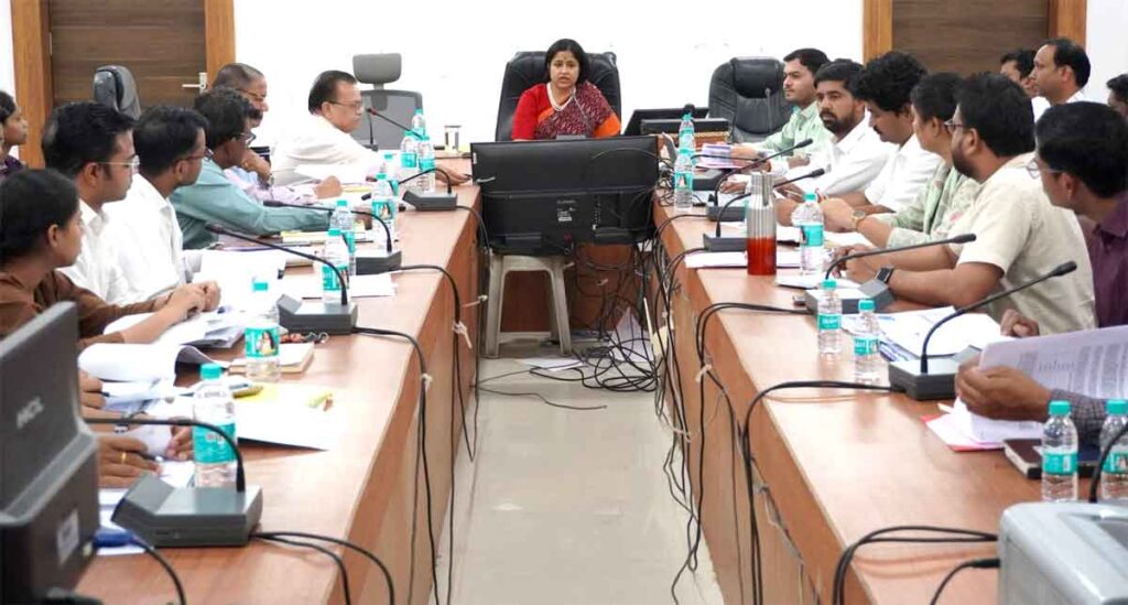 कलेक्ट्रेट सभाकक्ष में जल जीवन मिशन की समीक्षा बैठक लेतीं कलेक्टर नेहा मीना