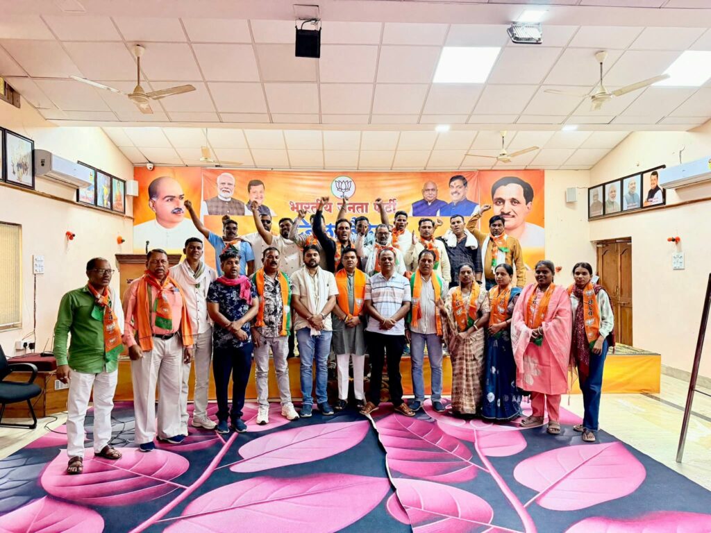 भाजपा कार्यकर्ताओं की बैठक में संगठनात्मक चर्चा करते पदाधिकारी एवं कार्यकर्ता।