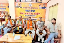 भाजपा कार्यकर्ताओं की बैठक में संगठनात्मक चर्चा करते पदाधिकारी एवं कार्यकर्ता।