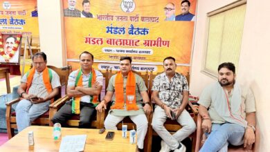 भाजपा कार्यकर्ताओं की बैठक में संगठनात्मक चर्चा करते पदाधिकारी एवं कार्यकर्ता।