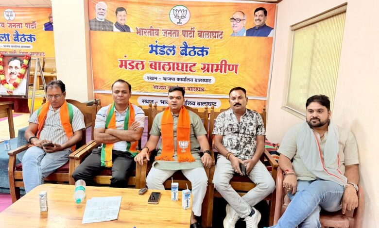 भाजपा कार्यकर्ताओं की बैठक में संगठनात्मक चर्चा करते पदाधिकारी एवं कार्यकर्ता।
