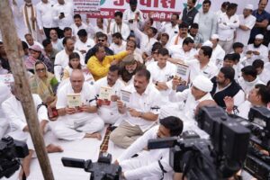 उपवास करते प्रदेश कांग्रेस कार्यकर्ता