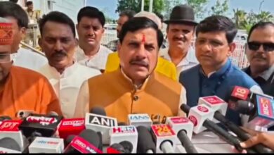 राष्ट्रपति द्रौपदी मुर्मू का इंदौर एयरपोर्ट पर स्वागत करते मुख्यमंत्री डॉ. मोहन यादव।
