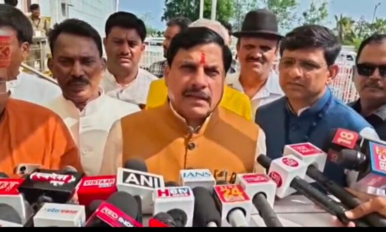राष्ट्रपति द्रौपदी मुर्मू का इंदौर एयरपोर्ट पर स्वागत करते मुख्यमंत्री डॉ. मोहन यादव।