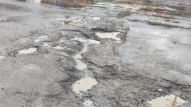 सिवनी के शनि मंदिर रेलवे फाटक पर गड्ढों से भरी सड़क और गुजरते वाहन