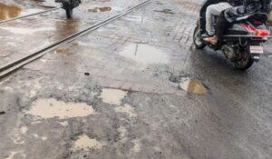सिवनी के शनि मंदिर रेलवे फाटक पर गड्ढों से भरी सड़क और गुजरते वाहन