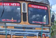 सिवनी के चीचबंद गांव में अवैध खाद से भरे ट्रक की जांच करते कृषि विभाग और पुलिस अधिकारी