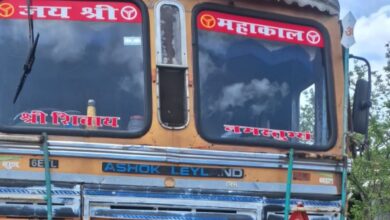 सिवनी के चीचबंद गांव में अवैध खाद से भरे ट्रक की जांच करते कृषि विभाग और पुलिस अधिकारी