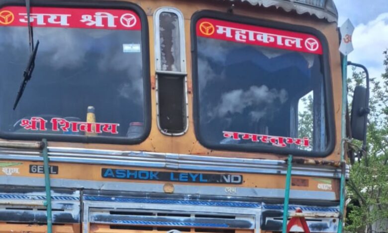 सिवनी के चीचबंद गांव में अवैध खाद से भरे ट्रक की जांच करते कृषि विभाग और पुलिस अधिकारी