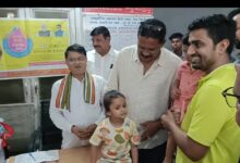 छपारा सामुदायिक स्वास्थ्य केंद्र में बच्चों को पोलियो की खुराक पिलाते जनप्रतिनिधि और स्वास्थ्य अधिकारी