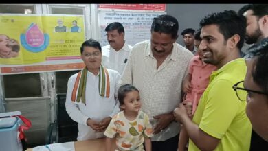 छपारा सामुदायिक स्वास्थ्य केंद्र में बच्चों को पोलियो की खुराक पिलाते जनप्रतिनिधि और स्वास्थ्य अधिकारी