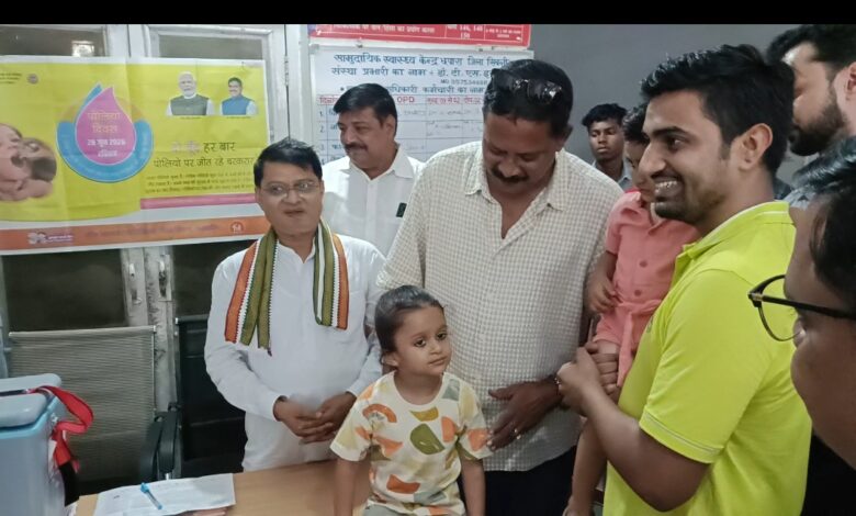 छपारा सामुदायिक स्वास्थ्य केंद्र में बच्चों को पोलियो की खुराक पिलाते जनप्रतिनिधि और स्वास्थ्य अधिकारी
