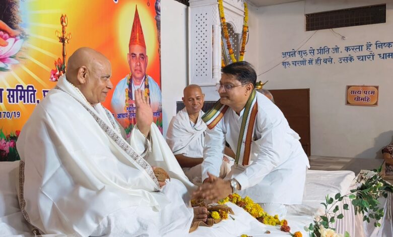 छपारा में सदगुरु कबीर प्राकट्य महोत्सव के दौरान प्रवचन देते कबीर दर्शनाचार्य परम पूज्य गुरुदेव श्री रामजीवन शास्त्री साहेब जी