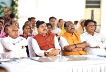 बैतूल के कुकरू में प्रधानमंत्री नरेंद्र मोदी के मन की बात कार्यक्रम के दौरान मुख्यमंत्री डॉ. मोहन यादव और भाजपा प्रदेश अध्यक्ष हेमंत खंडेलवाल