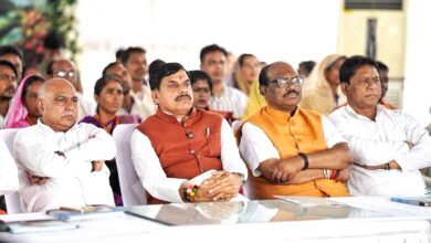 बैतूल के कुकरू में प्रधानमंत्री नरेंद्र मोदी के मन की बात कार्यक्रम के दौरान मुख्यमंत्री डॉ. मोहन यादव और भाजपा प्रदेश अध्यक्ष हेमंत खंडेलवाल